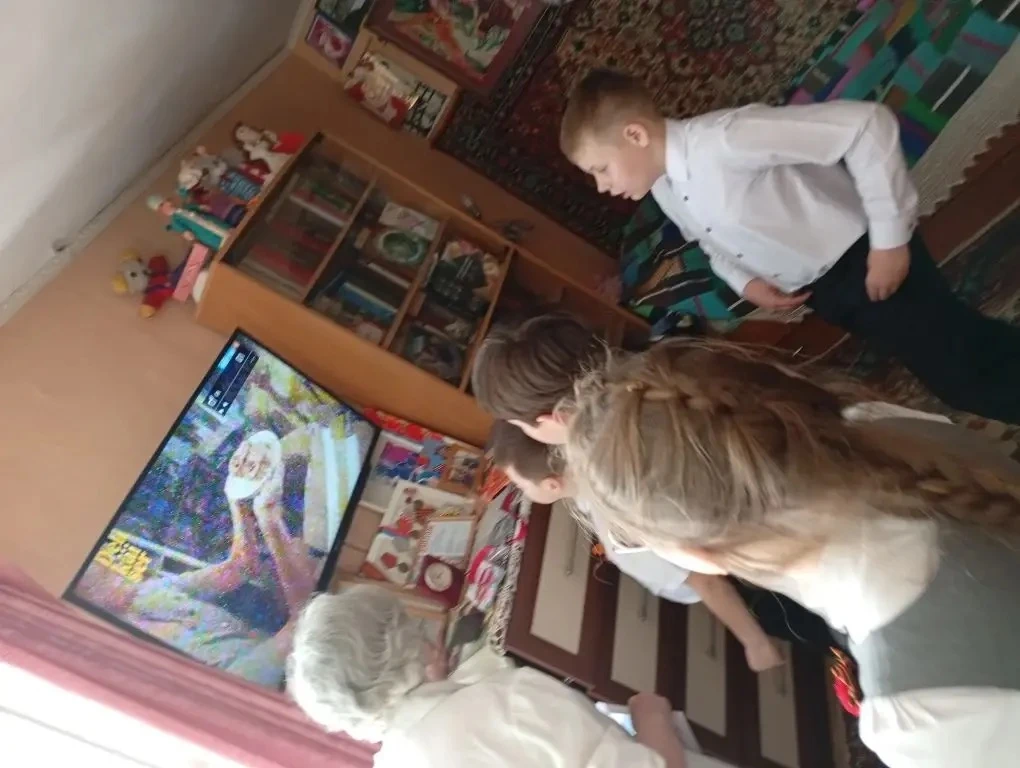 🎖️Ученики 4 «Б» класса навестили свою подшефную — ветерана Любовь Ильиничну Изотову.  Ребята от всей
