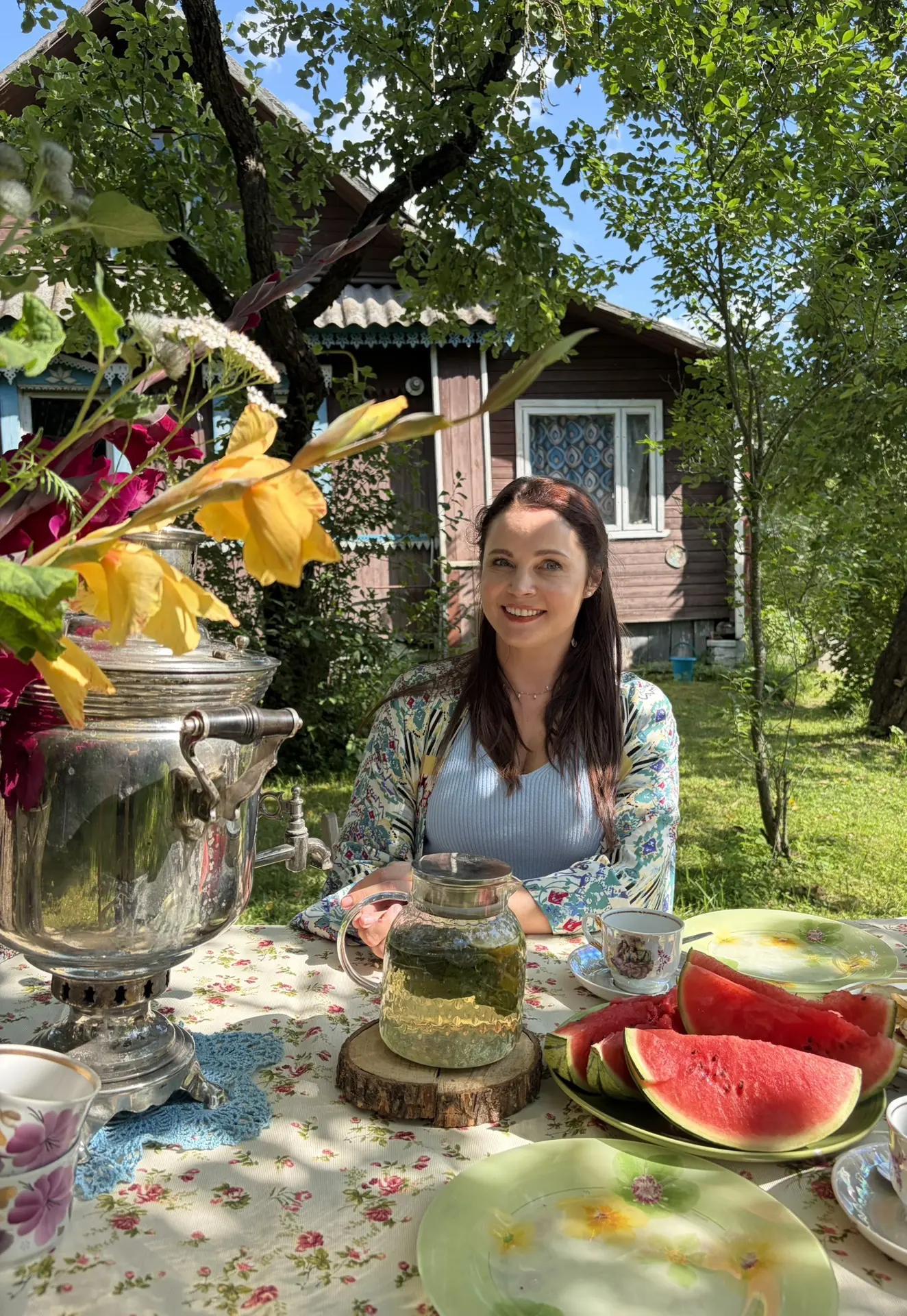 Прекрасный съёмочный день 🎬Когда работа в радость ❤️⁣⁣⠀
Мята в чае, арбуз на столе, солнце в зените