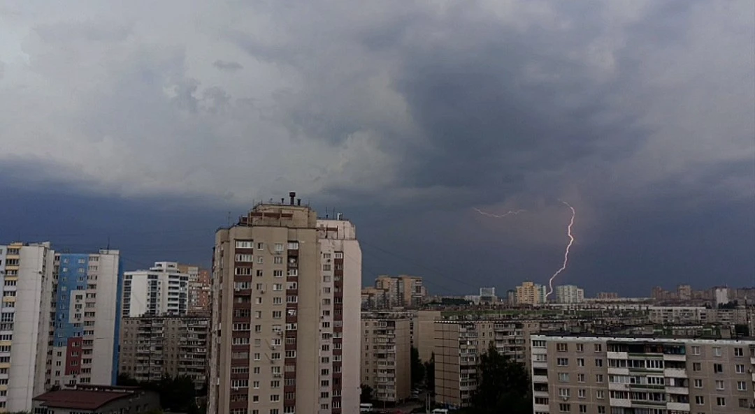 ⚡️Красивую молнию заснял наш подписчик 

Челябинск с огоньком | Подписаться