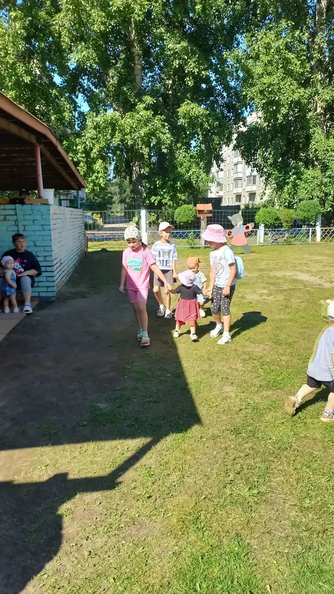 🌞 Вчера у нас была замечательная прогулка на свежем воздухе! 🌳 Дети с удовольствием и...