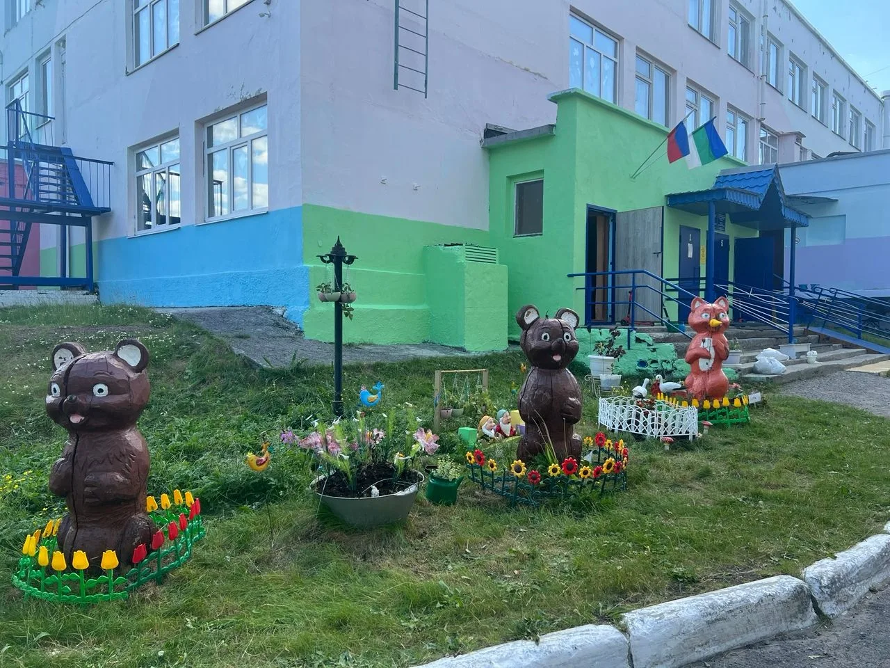 «С любовью к детству»
Мы продолжаем работу по облагораживанию территории. Сотрудники нашего дошкольн