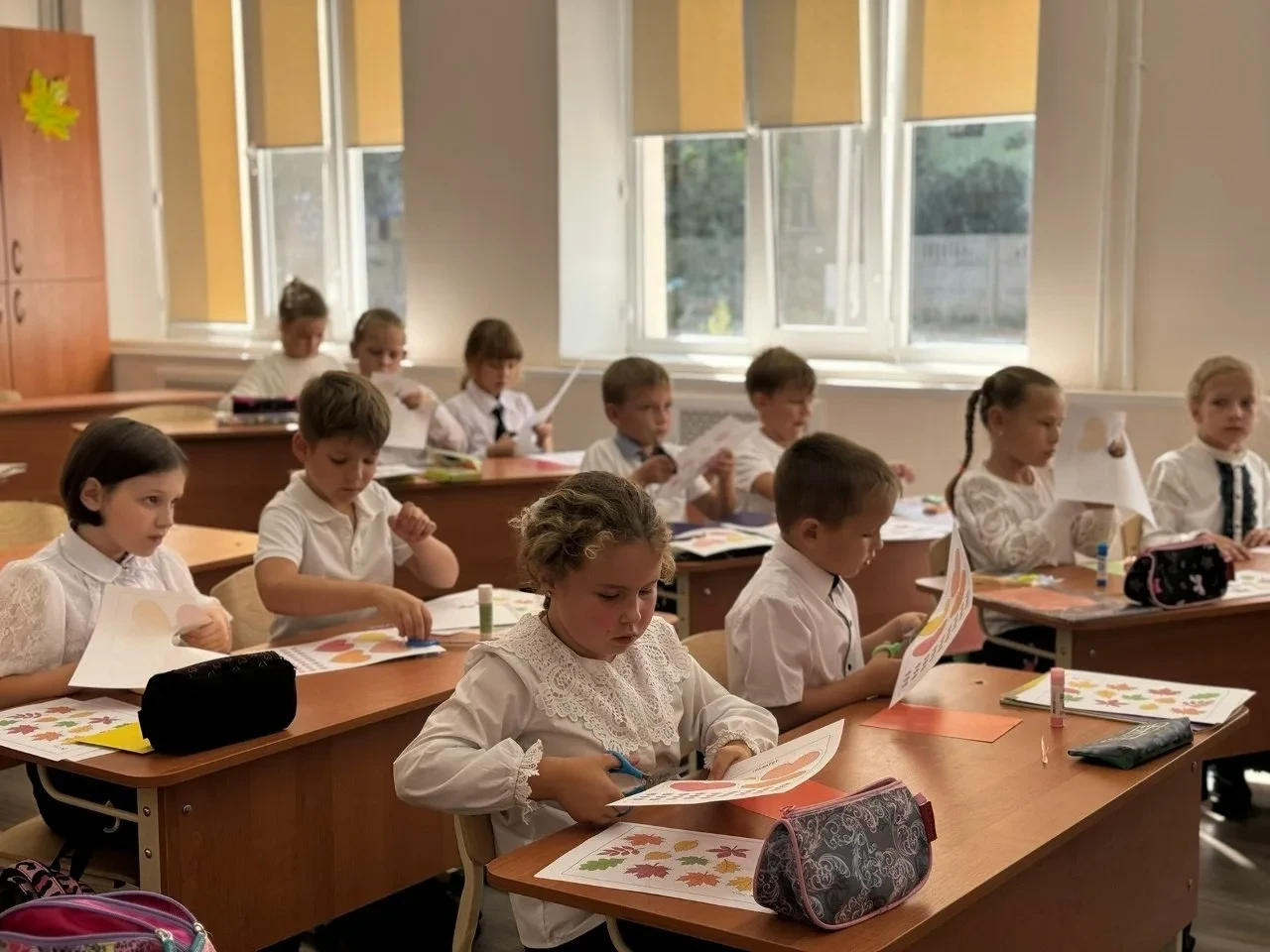 В Международный день пожилых людей сакские школьники поздравили представителей старшего...