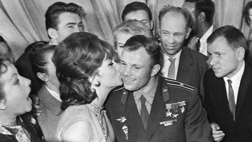 Сегодня мы празднуем День космонавтики, вспоминая героев космоса. А также всех, кто строил и запуска