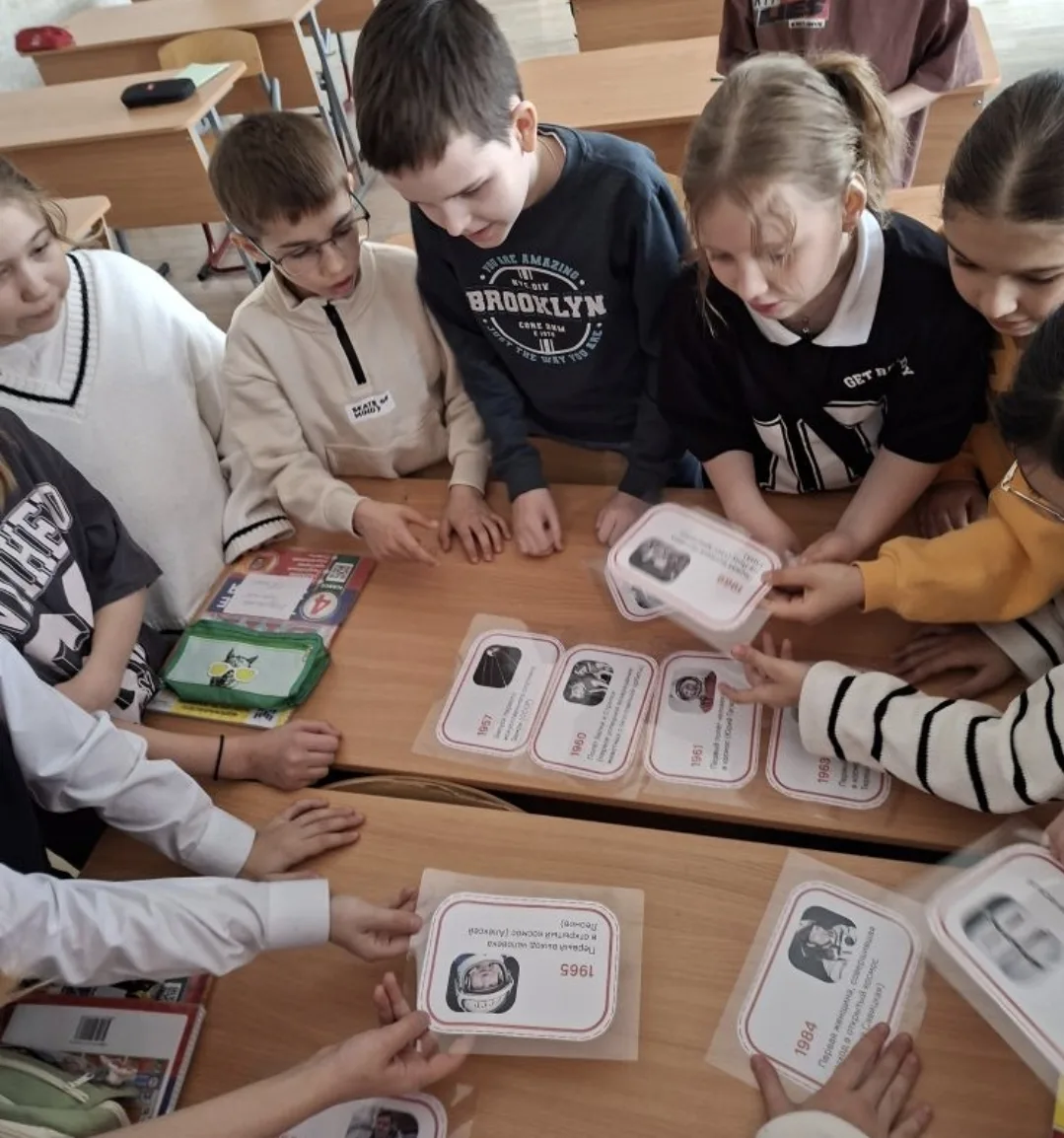 В преддверии Дня космонавтики  с ребятами  4 «Д» класса  проведён  познавательный час "Путешествие в
