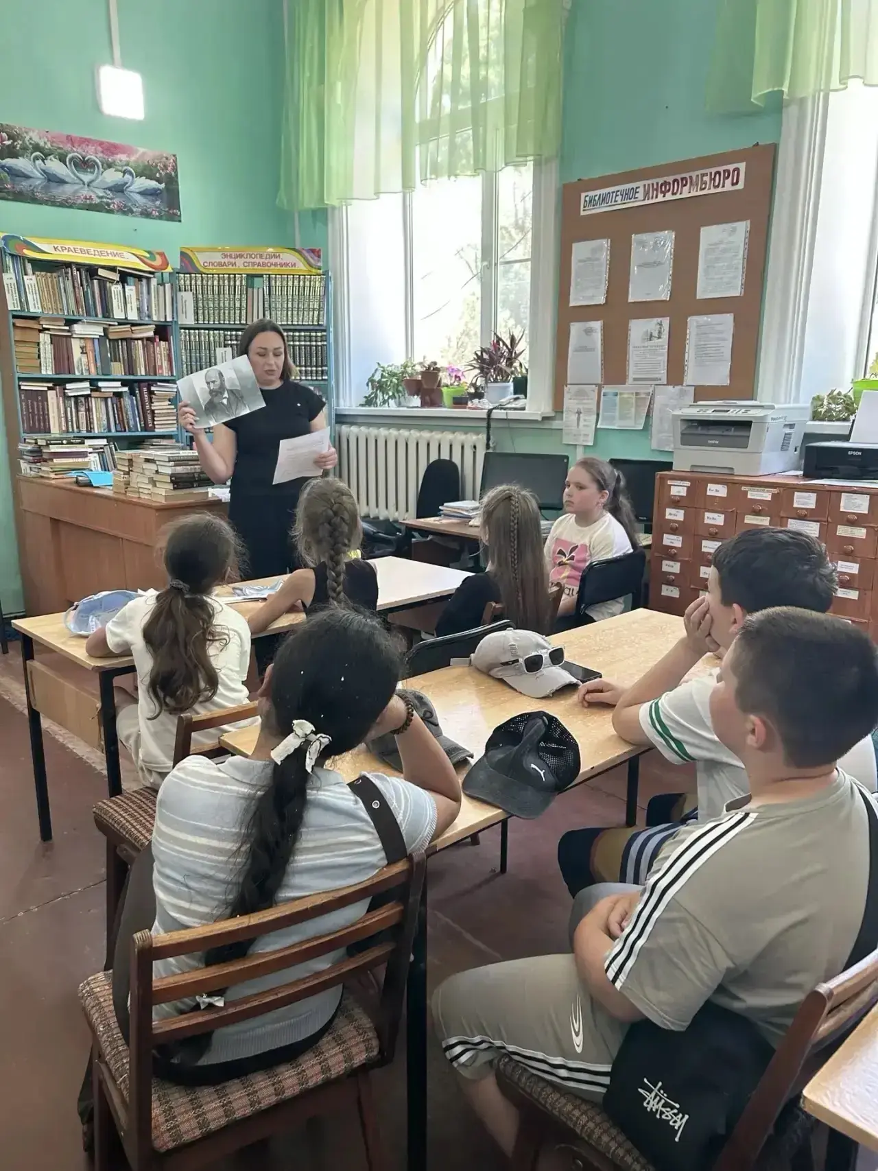 🌟 11 июня наши ребята из лагеря отправились в увлекательное путешествие в Сельскую библиотеку! 📚✨
