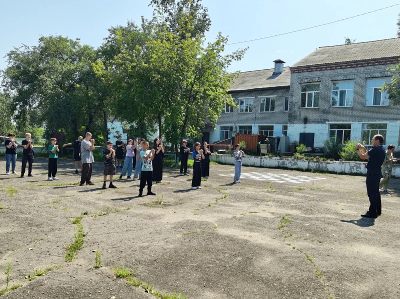 Более 500 жителей Приамурья сделали «Зарядку со стражем порядка»

👮‍♂️ С 5 по 8 августа на территор