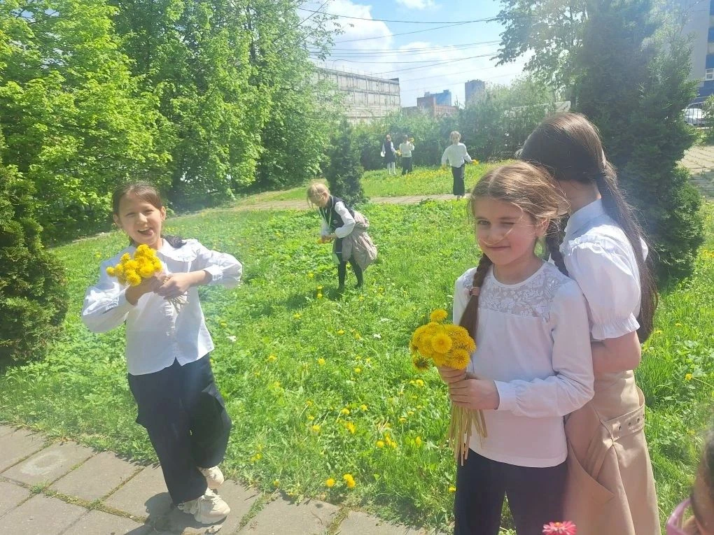 День одуванчика: праздник солнца и детства! В начальной школе 13 мая прошёл весёлый и яркий праздник
