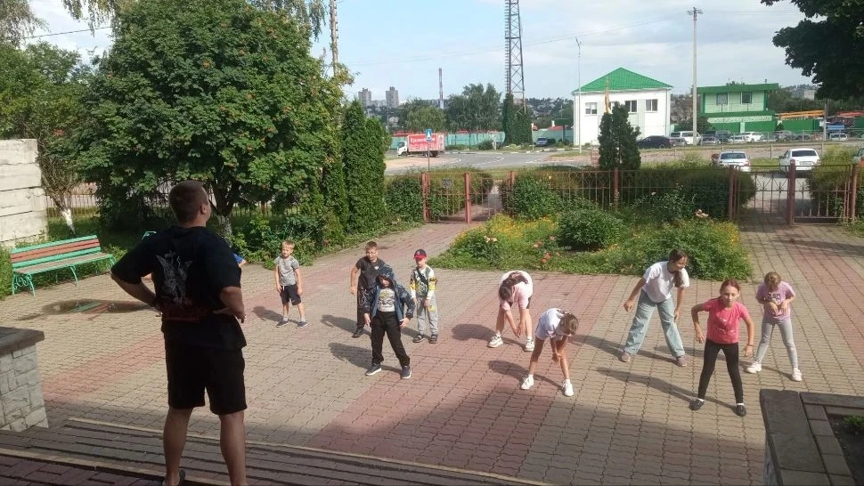 Сегодня в пришкольном лагере «Радуга» прошел день подвижных игр и затей. Утро в лагере началось с тр