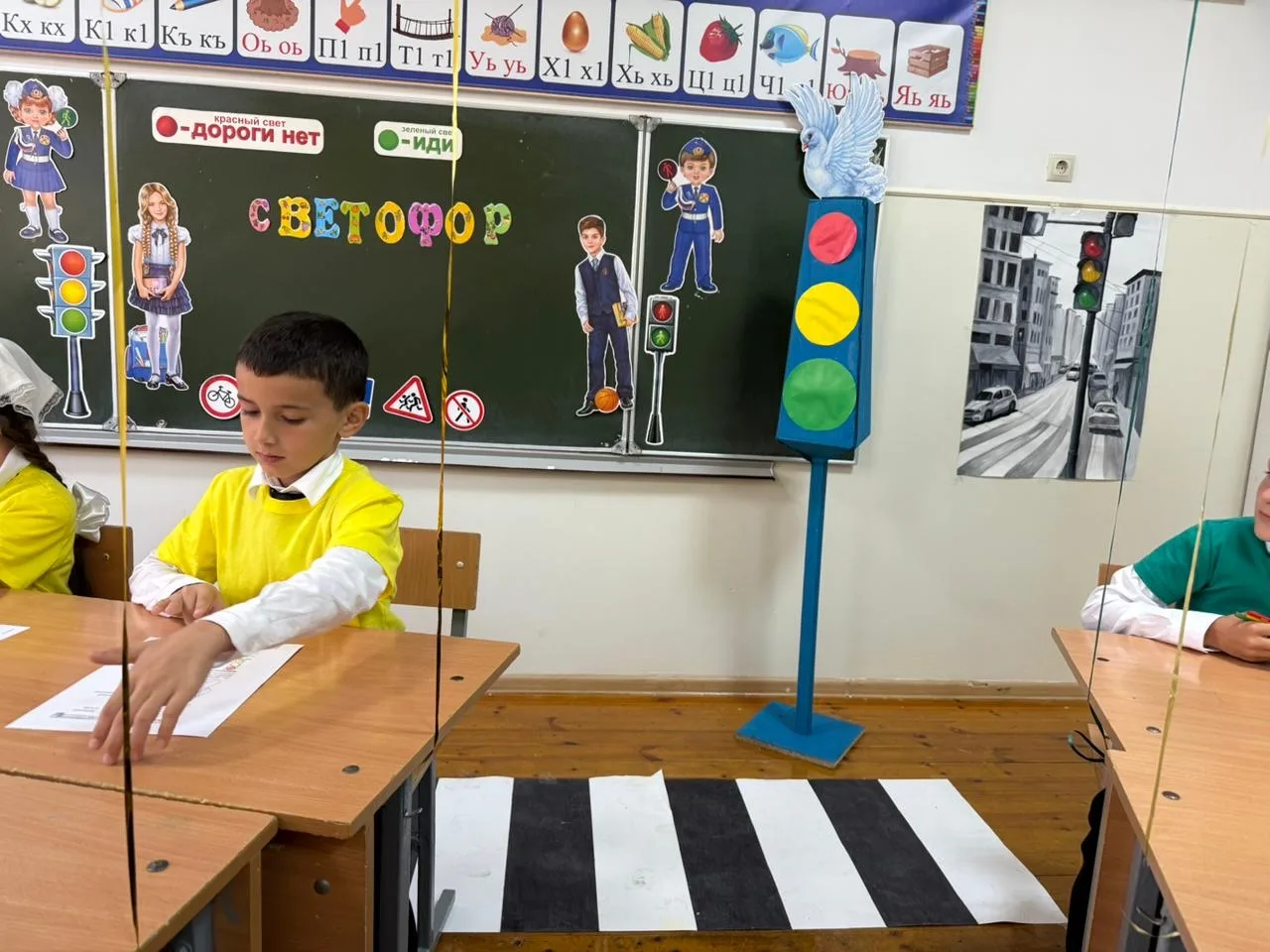 Дата проведения: 15.09.2025г МБОУ СОШ №6 г.Урус-Мартан» прошло мероприятие на тему: «Дорожный светоф