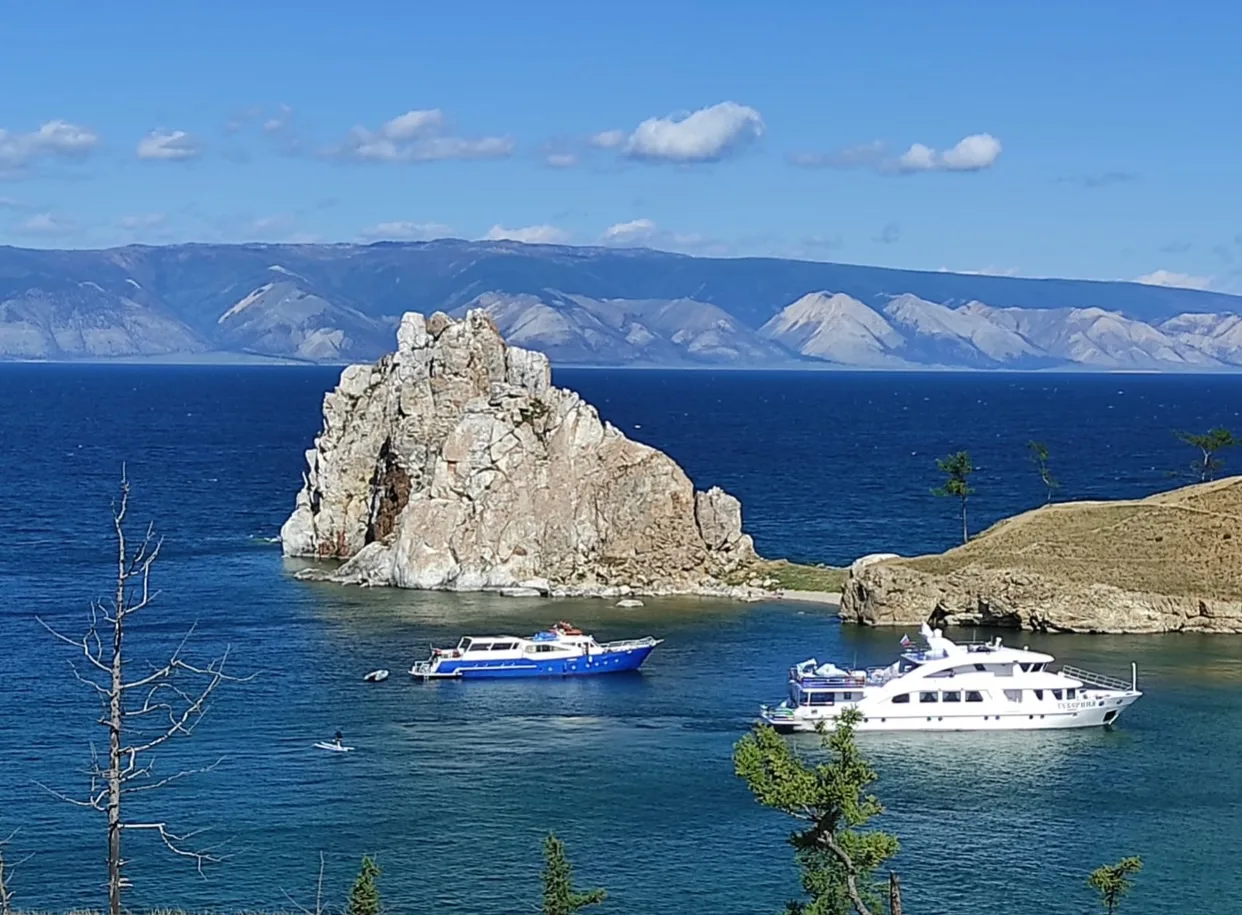 В сентябре Байкал окрашивается в невероятно глубокие синие краски 💙Прозрачный воздух, ...