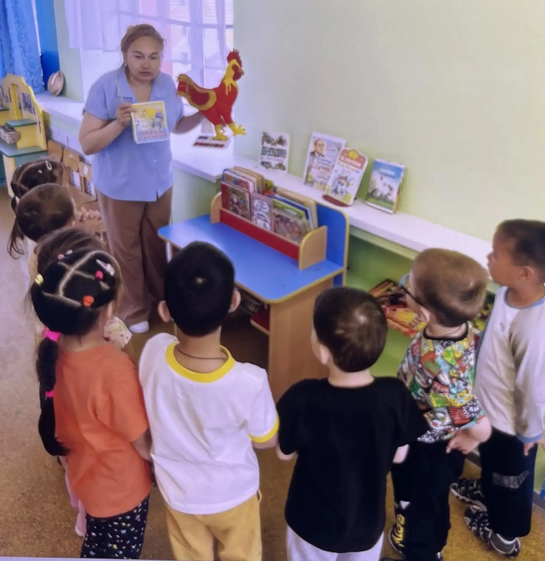 Сегодня в средней группе прошло занятие театрального кружка по сказке Владимира Сутеева «Петух и кра