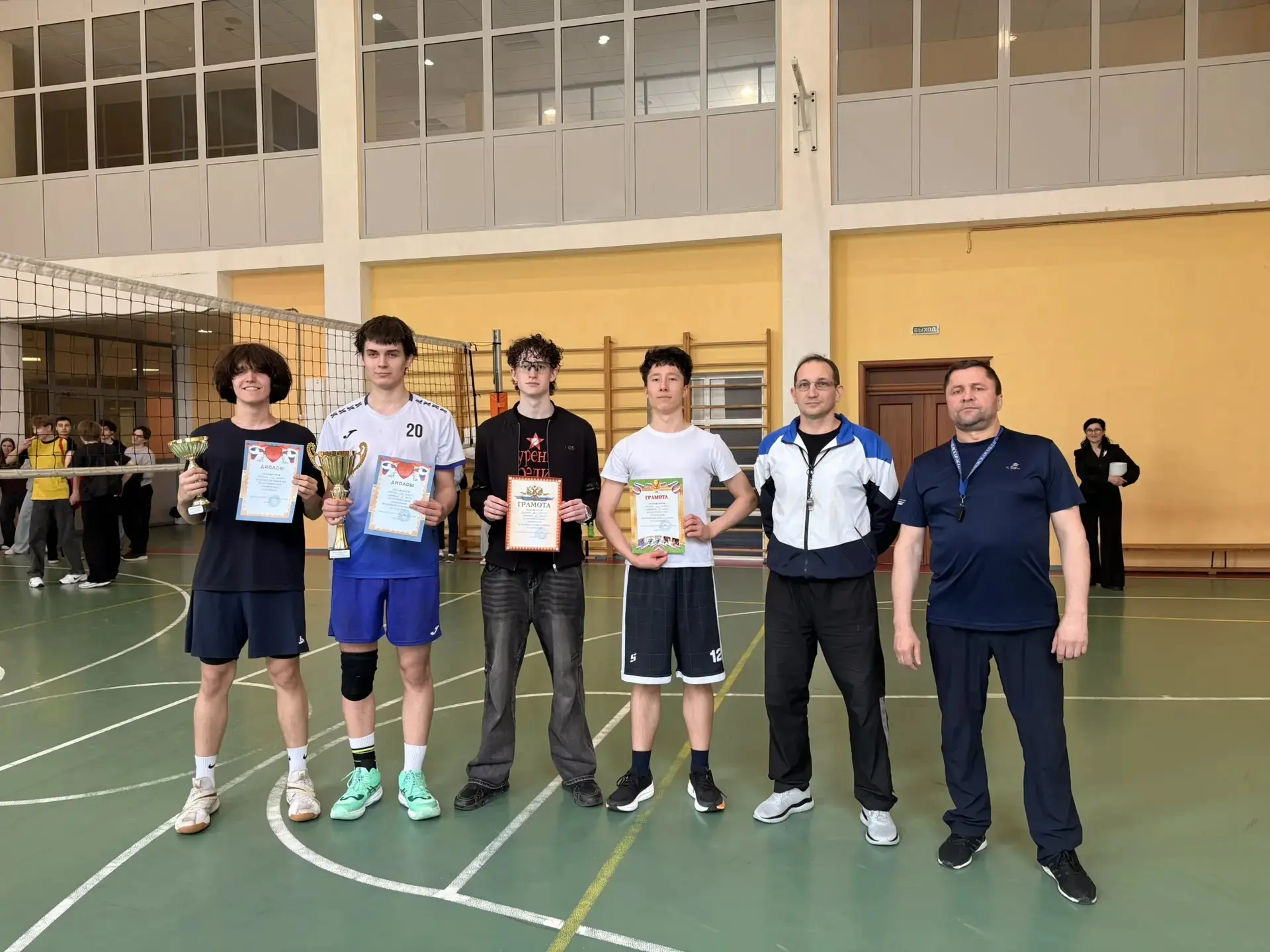 🏆 Итоги соревнований по волейболу среди 10–11 классов  В школе завершились захватывающие соревновани