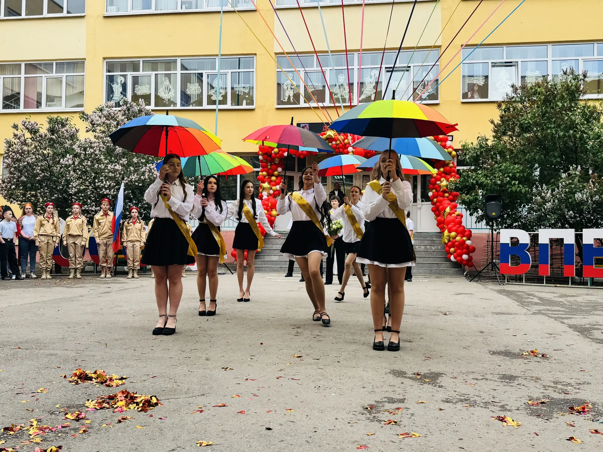 🔔💫Сегодня для наших девятиклассников прозвенел последний звонок – особенный, волнующий, запоминающий
