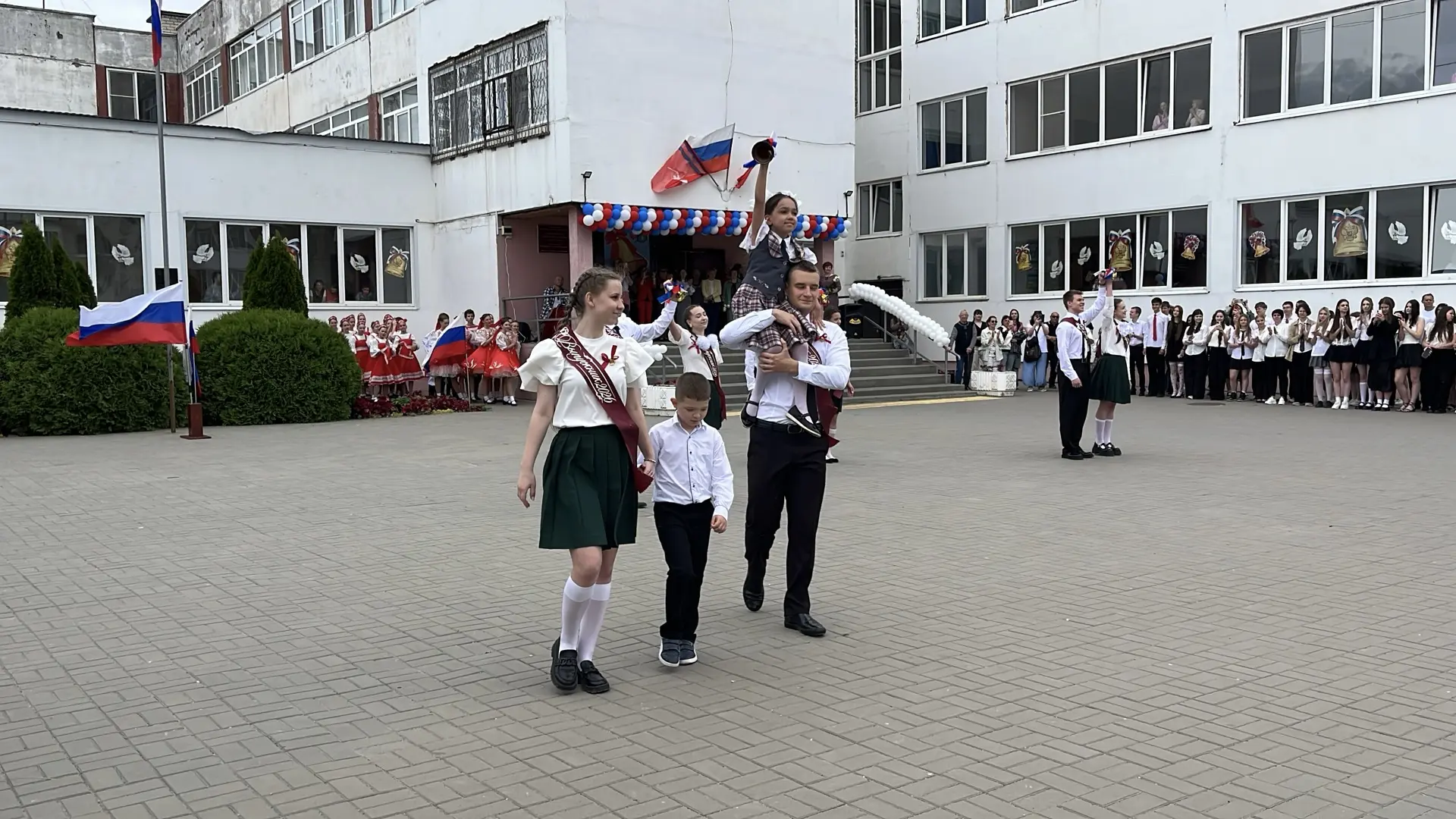 🔔 Вот и прозвенел последний звонок в гимназии № 10!  Сегодня — особенный день: наши выпускники попро