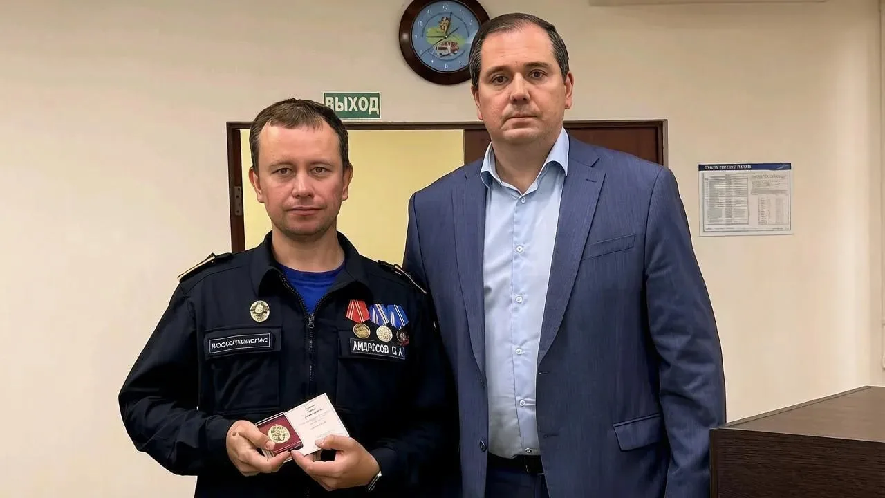 Начальник Московской областной противопожарно-спасательной службы Мянсур Якубов вручил ...