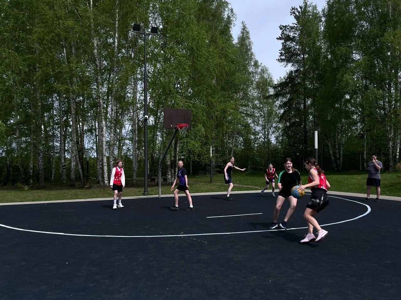 1 июня в честь празднования дня защиты детей на спортивной площадке прошёл турнир по баскетболу 3х3 