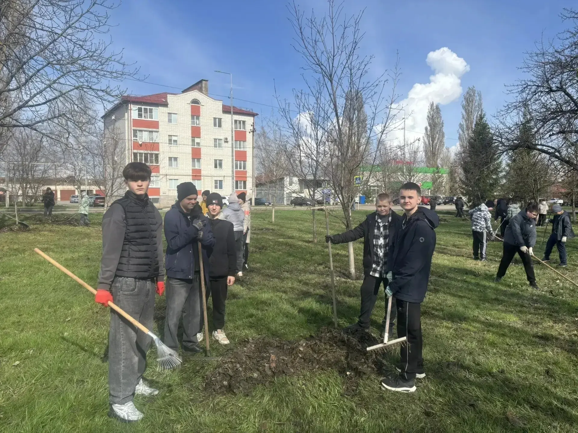 СУББОТНИК В МБОУ "СОШ N3": ВКЛАД В ЧИСТОТУ И УЮТ 🌿🌿🌿🌿🌿🌿🌿🌿🌿🌿  ☘️Чистота начинается с нас: 💪 Коллектив