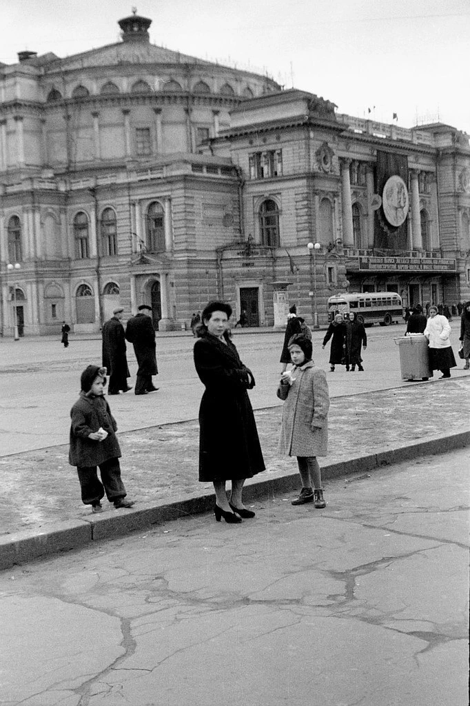 Театральная площадь. 1 мая 1955 г.