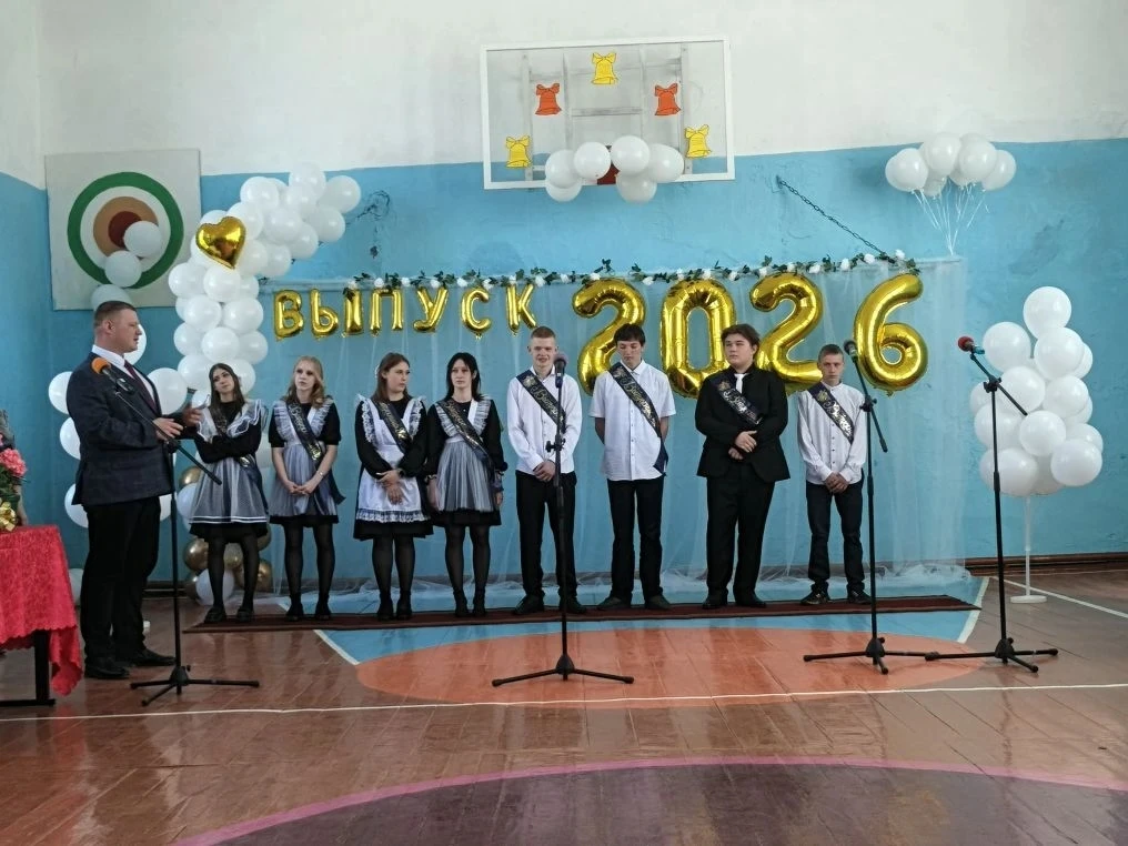 Принял участие в торжественном мероприятии, посвященном празднику «Последний звонок», с...