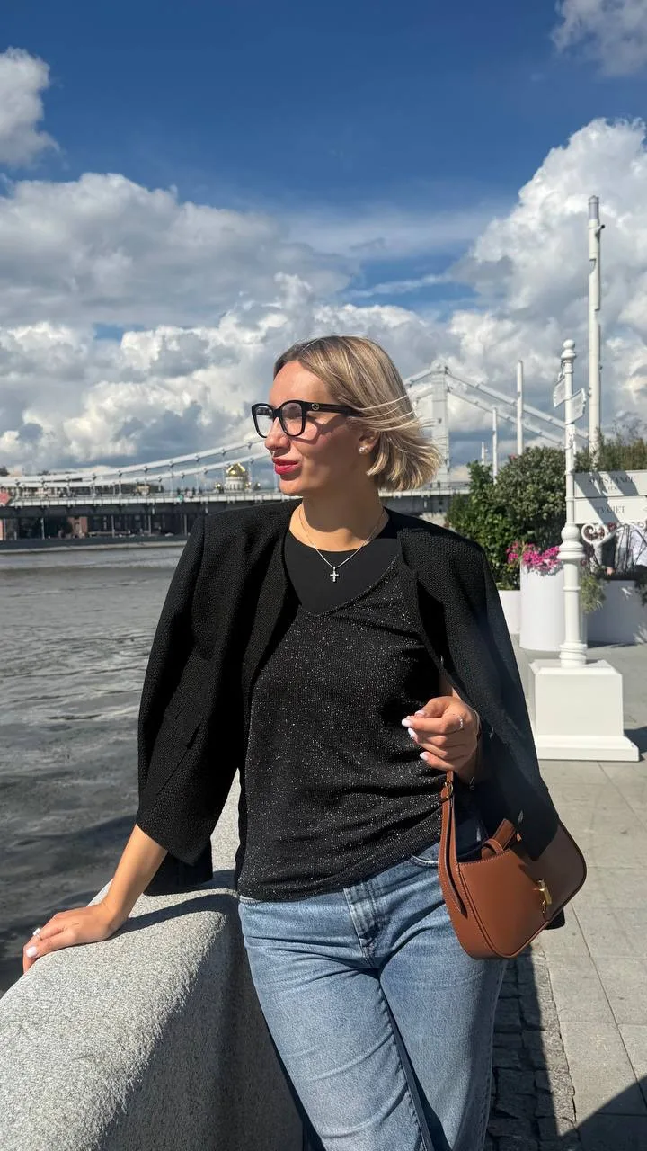 Я не потерялась! За месяц у нас резко все поменялось. 

Мы всей семьей переехали в Москву! 
Москва у