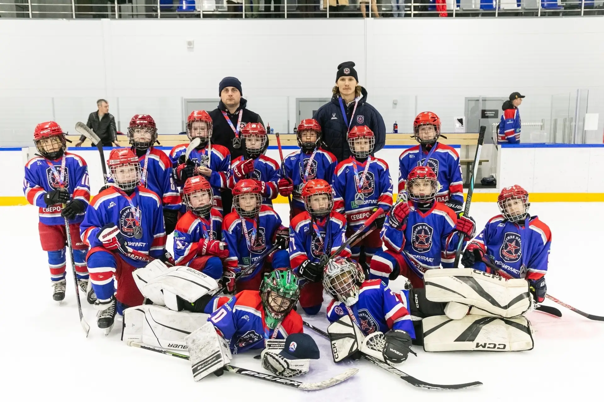 🏒🎉 Юные хоккеисты завершили сезон с двумя наградами! Команда 2018 года рождения ярко завершила спорт