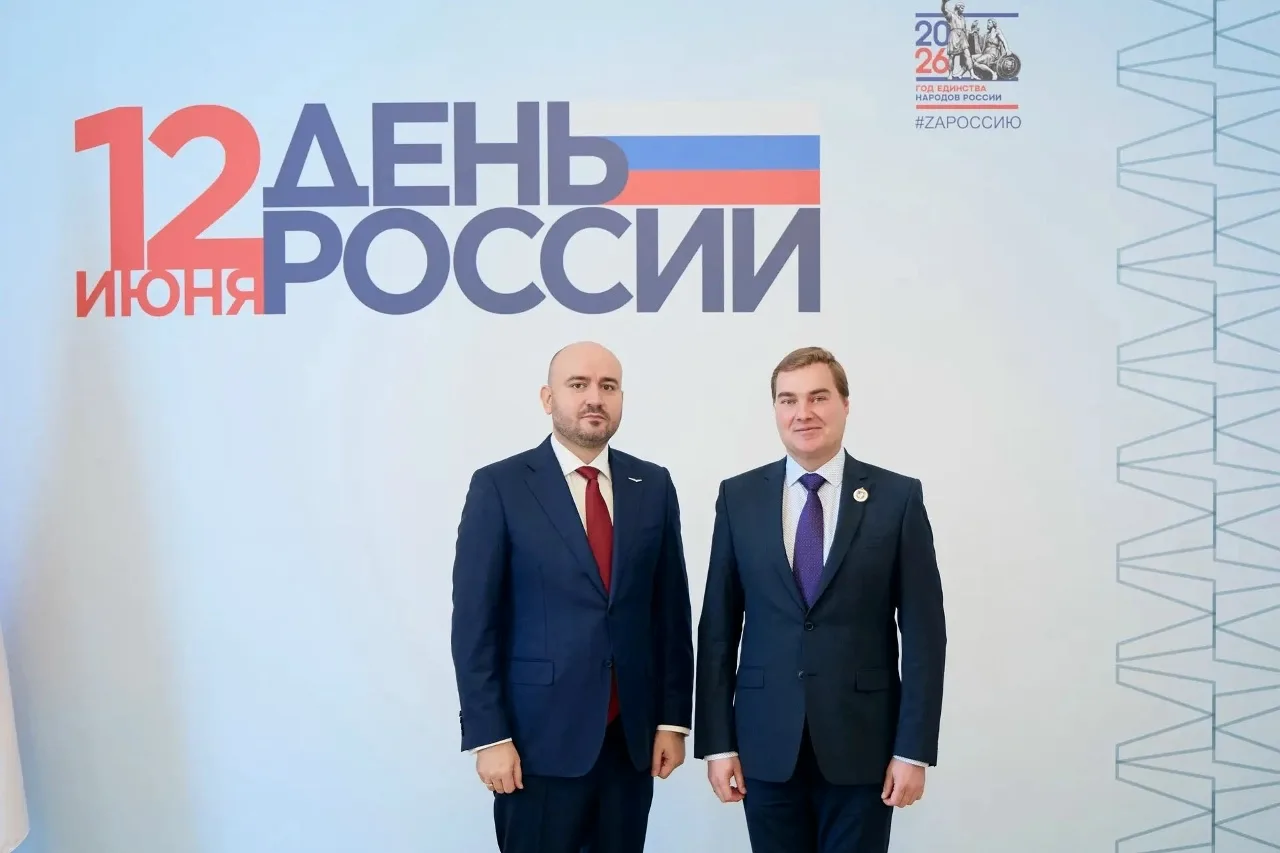 Художественному руководителю и главному дирижёру Шостакович Опера Балет Евгению Хохлову за значитель