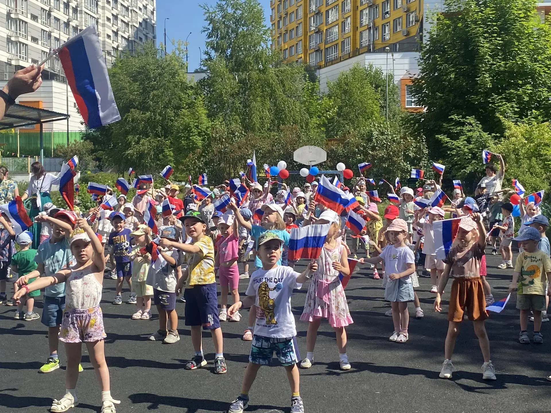 В преддверии Дня России в дошкольном отделении «Улыбка» прошли яркие развлекательно-познавательные м