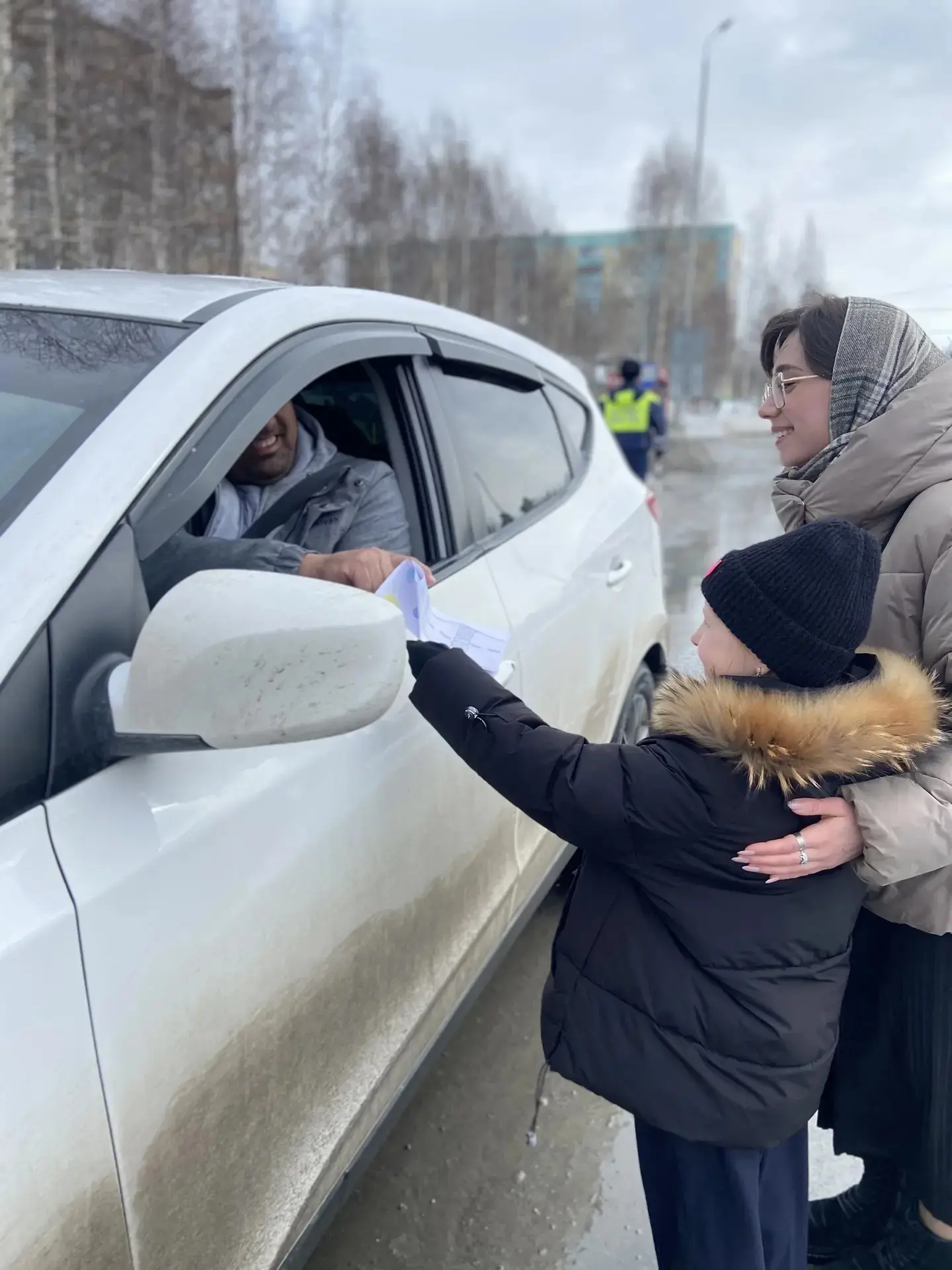🚦 Юные инспекторы дорожного движения нашей школы вышли на дороги, чтобы поздравить ГАИ с 90-летием и