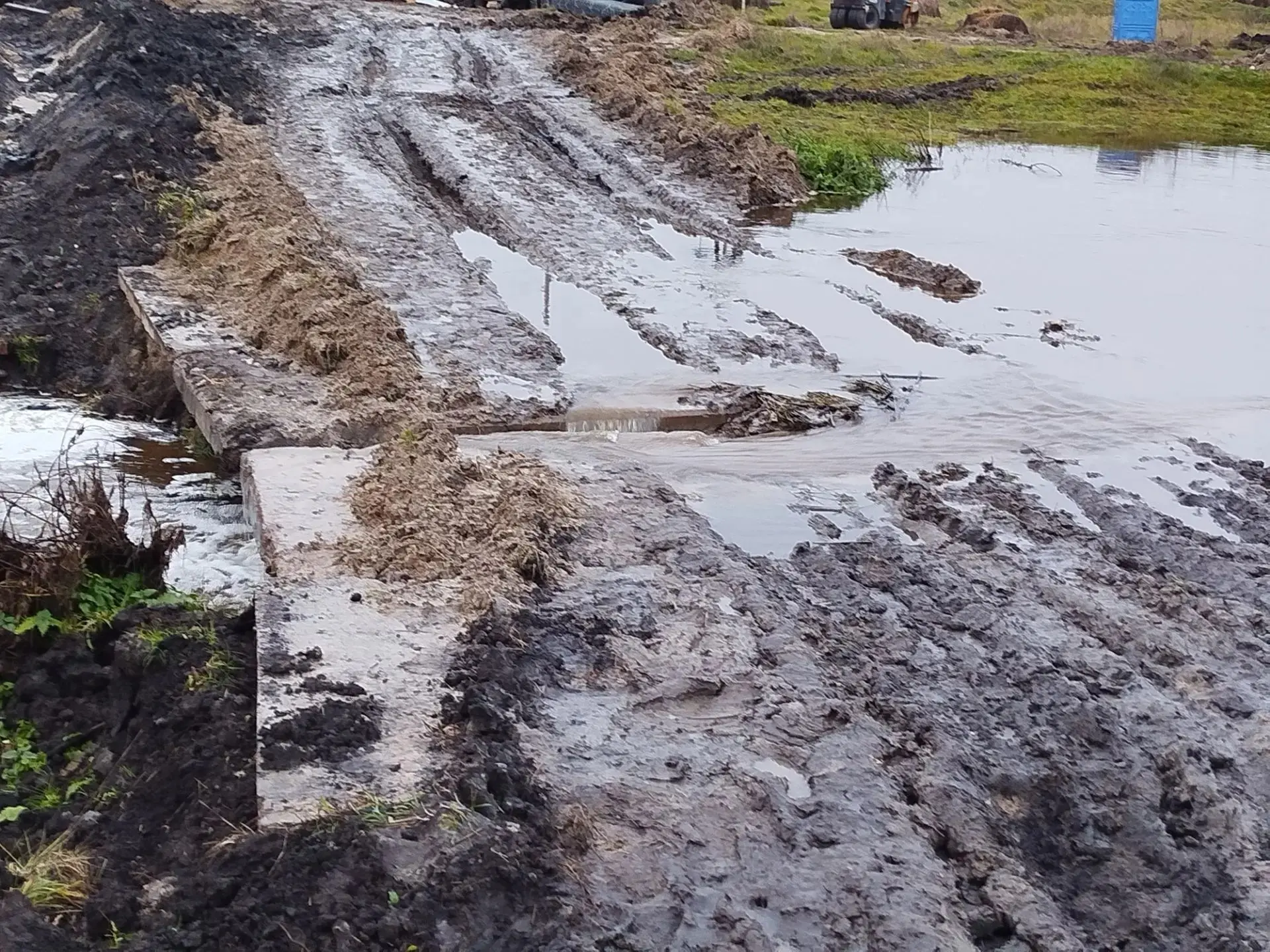 Село Стриганское, деревня Грязная. В летние паводки унесло трубу из которой был сделан ...