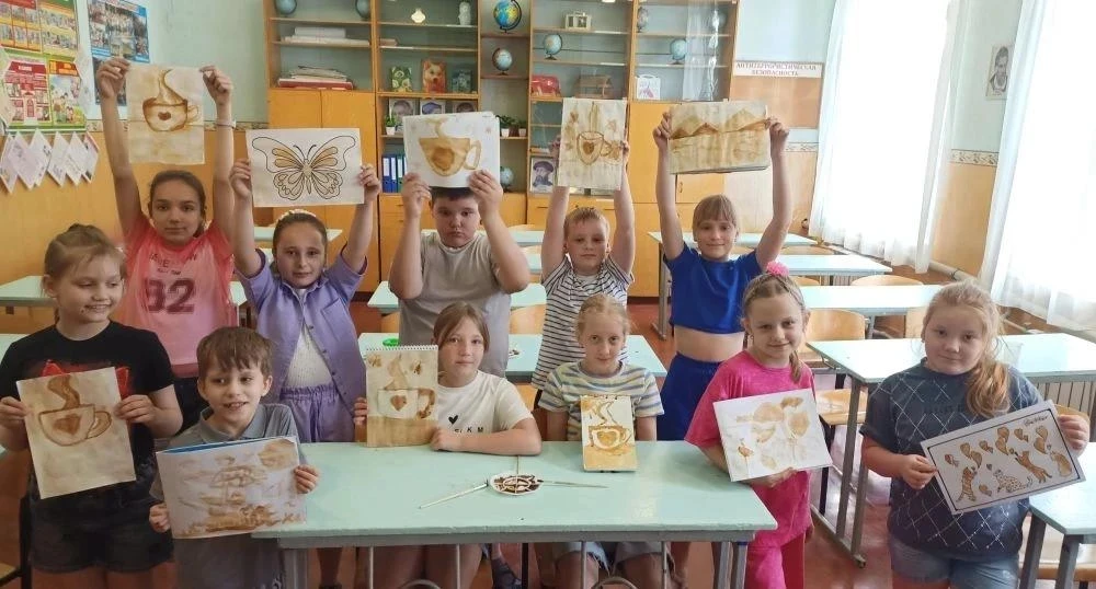 Сегодня воспитанники 1 отряда «Радуга» пришкольной досуговой площадки «Улыбка» погрузились в мир изо