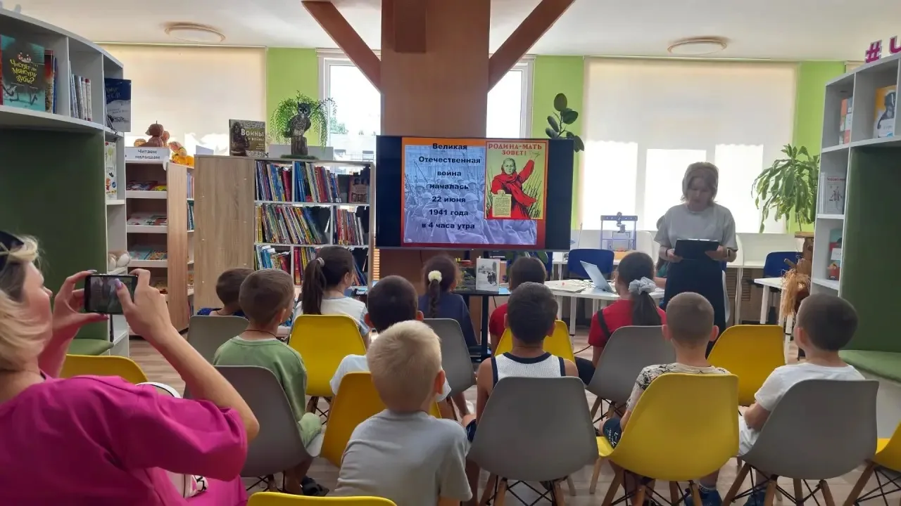 Час мужества «За час до рассвета» прошёл в детской библиотеке

22 июня, в День памяти и скорби, в Ли