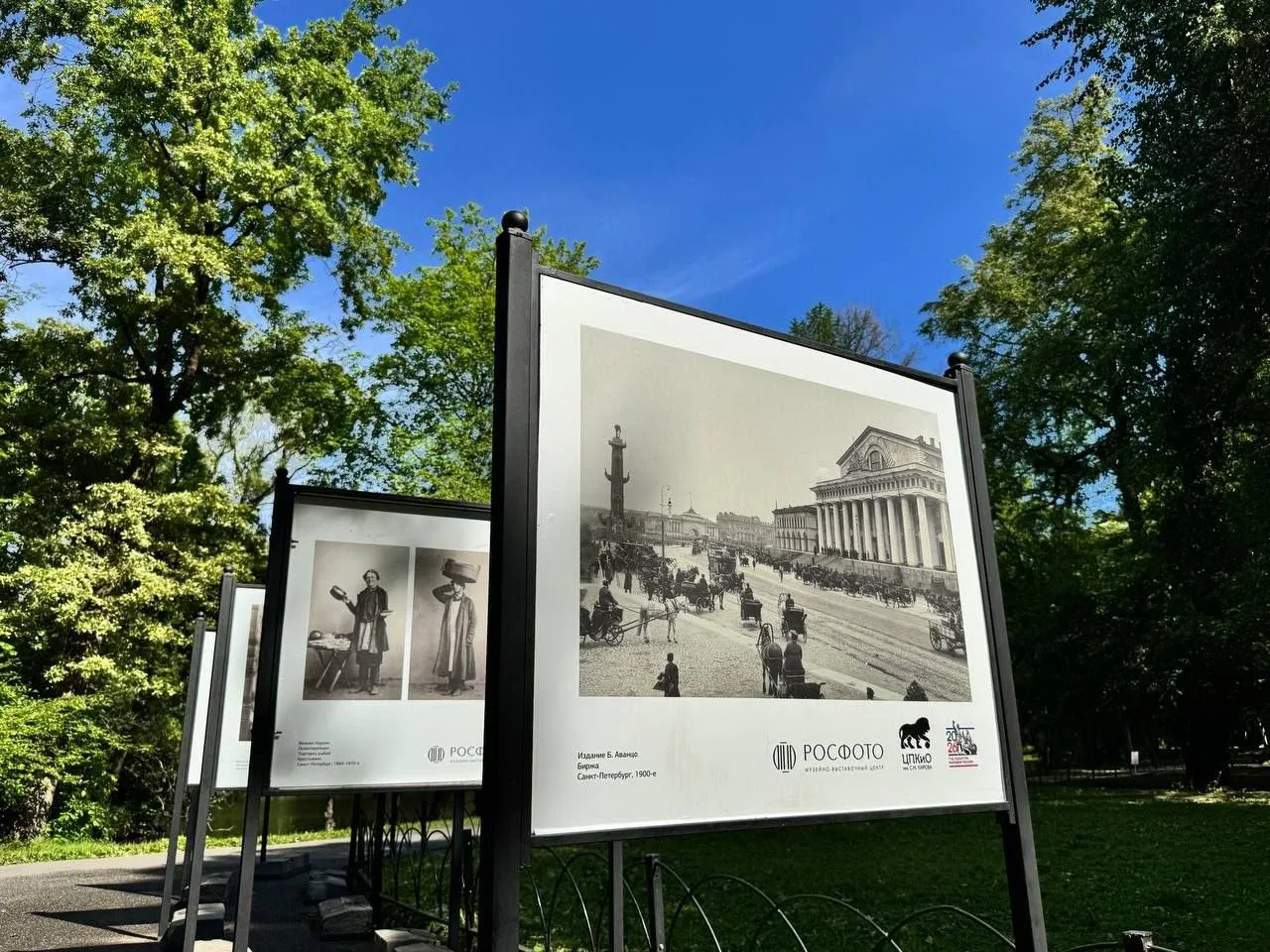 🖼 На Елагином, в аллее рядом с Фрейлинским корпусом, выставили архивные фотографии Российской импер