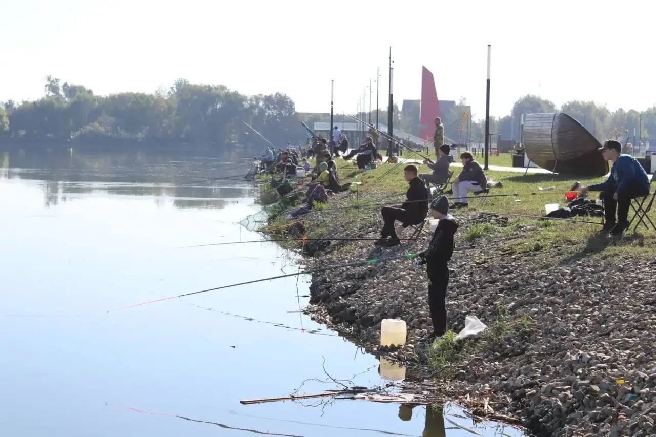 🎣 58 школьников четыре часа соревновались в рыбалке в Кореновске.
