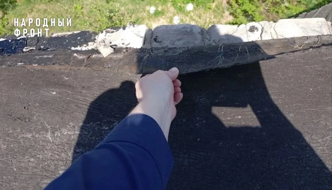 Крышу дома №1а на улице Больничной в Мантурово обследовала прокуратура.