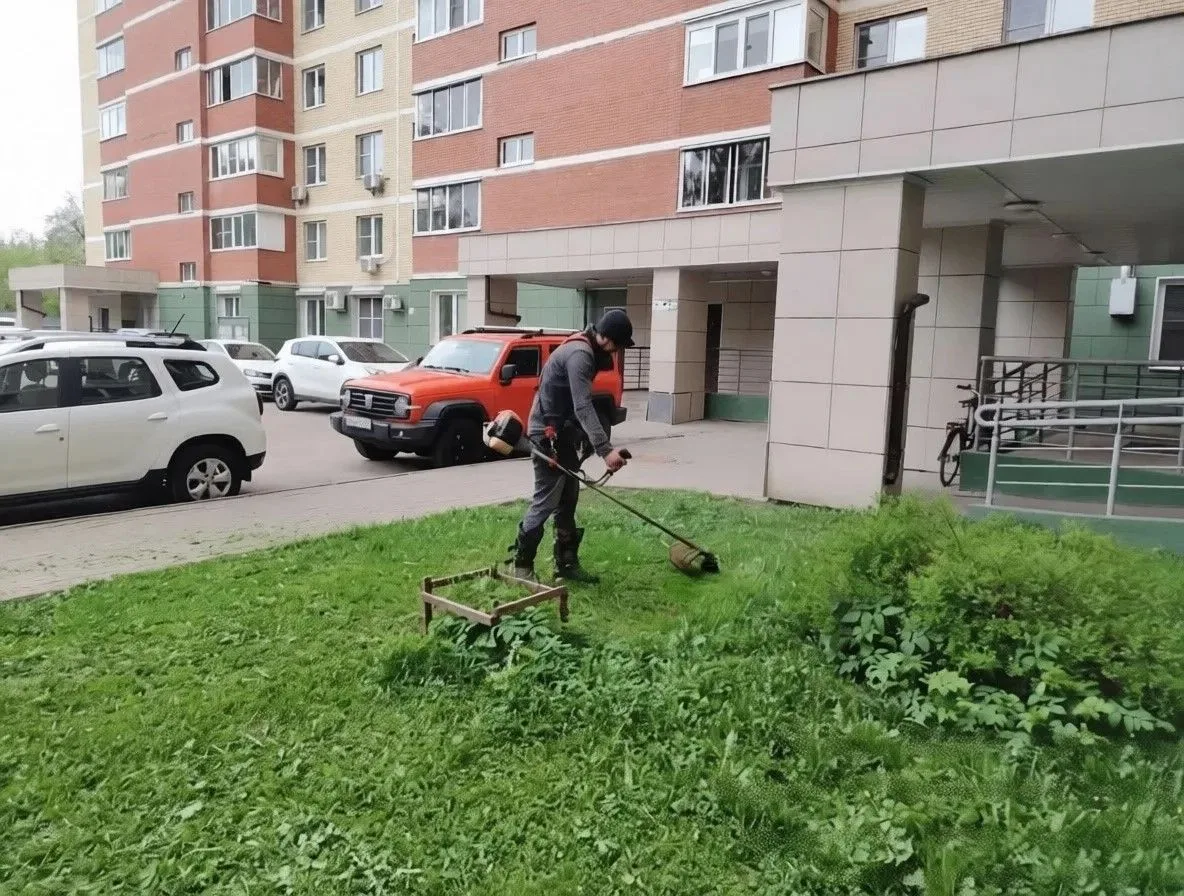 Приступили к сезонным работам по уходу за зелёными насаждениями на обслуживаемых террит...