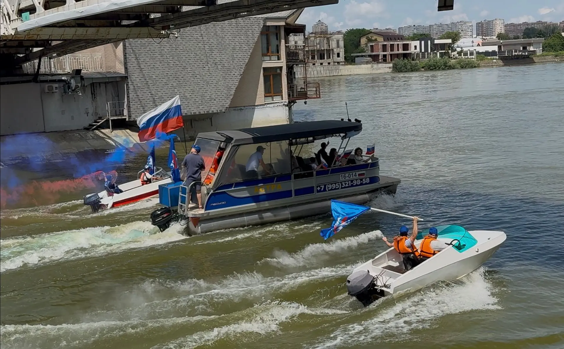 🛥 Шоу на лодках в честь Дня России устроили активисты партии «Единая Россиия» в Краснодаре.

На рек