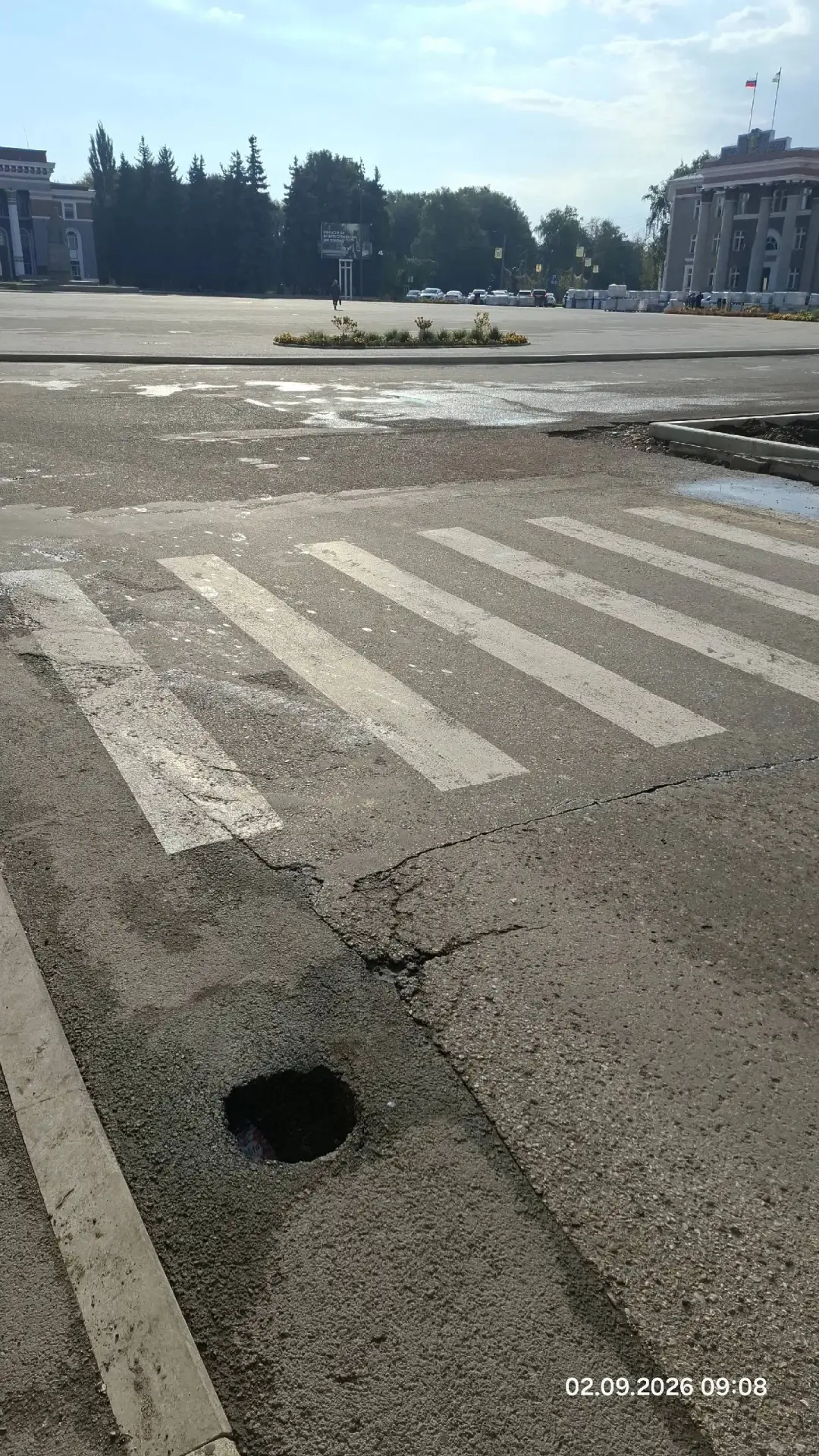 Житель Салавата обеспокоен ямой на ул. Дзержинского