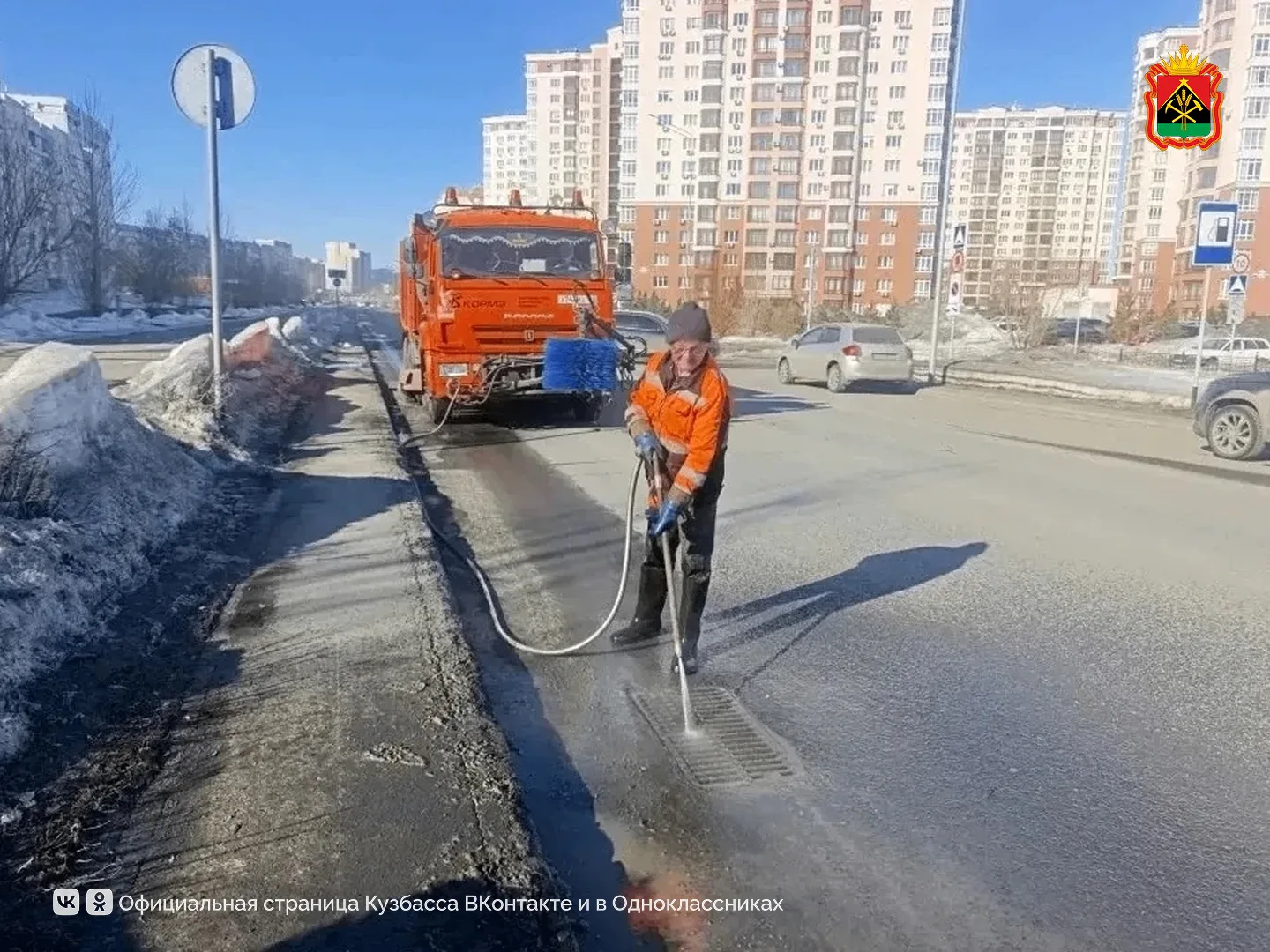 В Кузбассе готовят дороги к безаварийному пропуску паводковых вод  🚧  Специалисты очищают водопропус