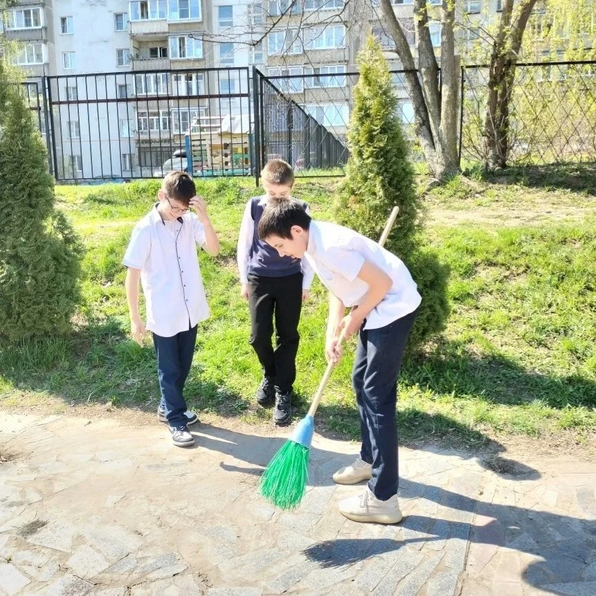♻👥МЕСЯЧНИК ПО БЛАГОУСТРОЙСТВУ ГОРОДА. ОБЩЕШКОЛЬНЫЙ СУББОТНИК👥♻  5 мая 2026 года учащиеся и педагоги 