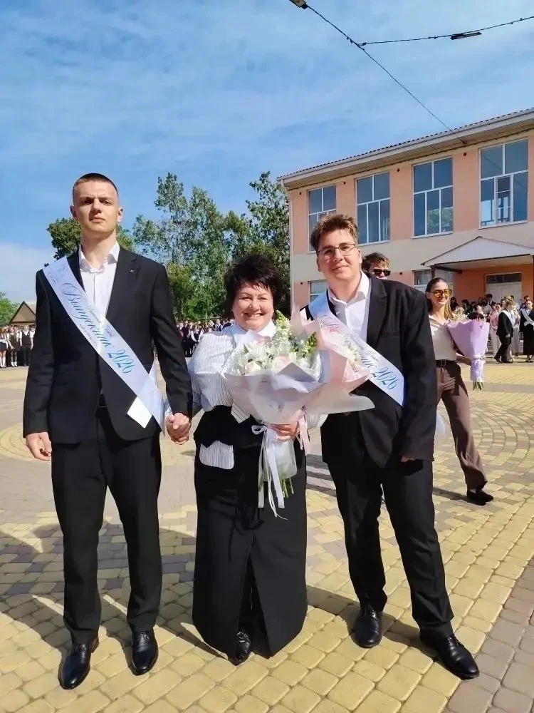 Ну вот и всё… Отзвенел последний звонок! 🔔✨  В школе №9 старшеклассники официально распрощались со ш
