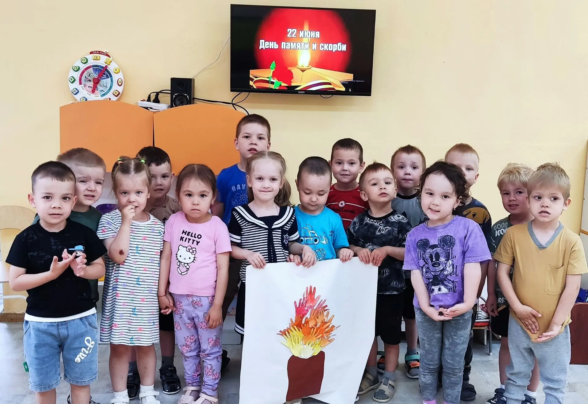 22 июня, в День памяти и скорби, воспитанники группы "Солнечные зайчики" приняли участие в тематичес