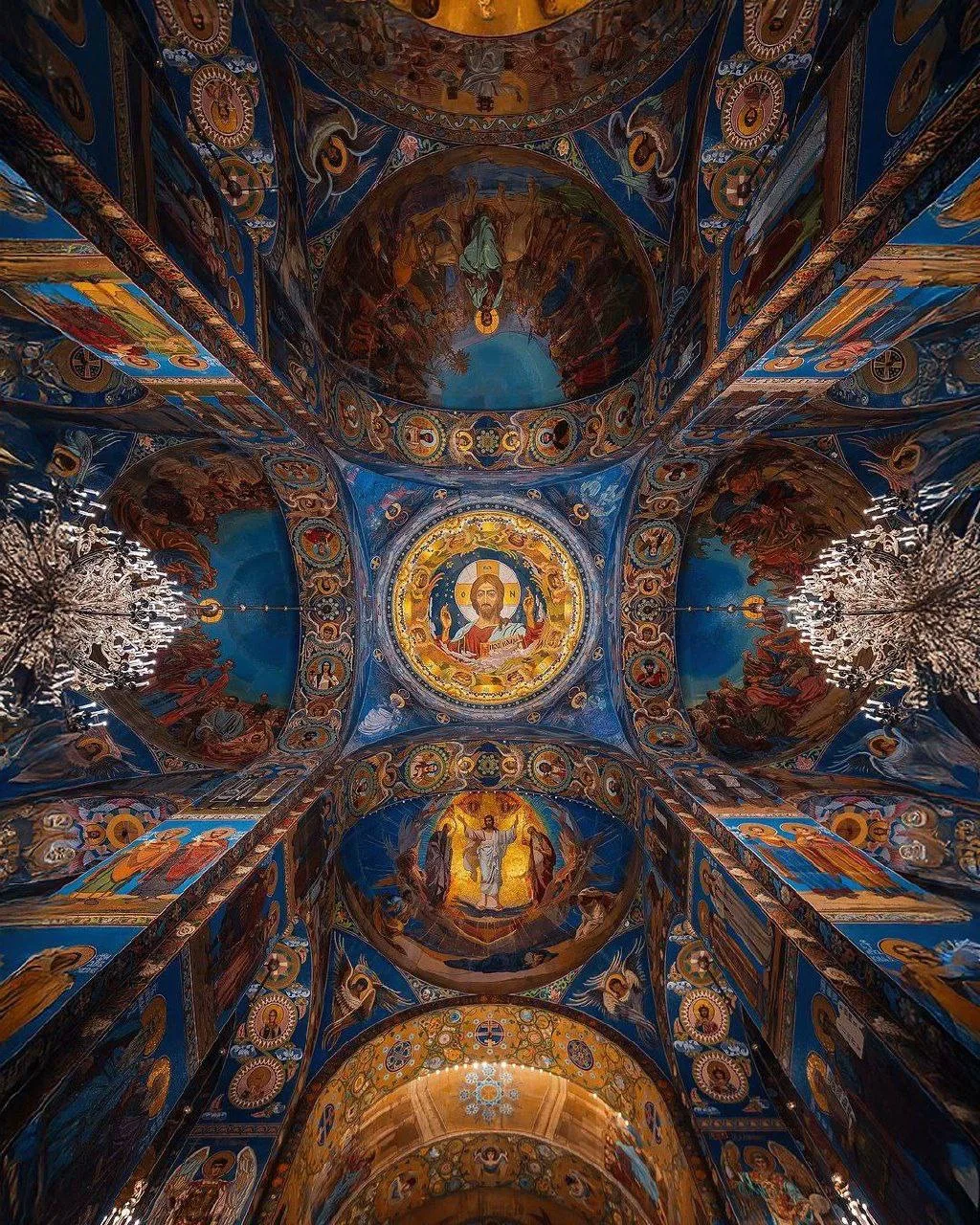Спас на Крови😍

Идея украсить храм изнутри мозаикой возникла не сразу, первоначально предполагалось