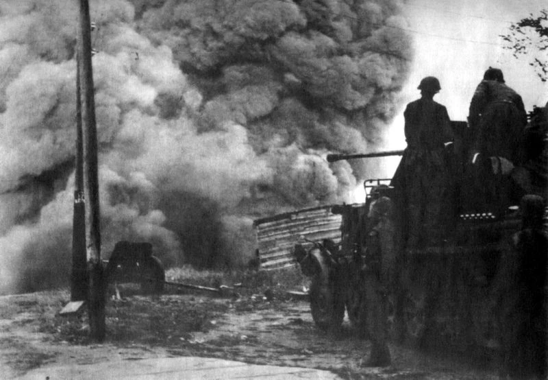 Расчет немецкой зенитной самоходной установки Sd.Kfz.7/2 (с 37-мм пушкой) в бою на углу...