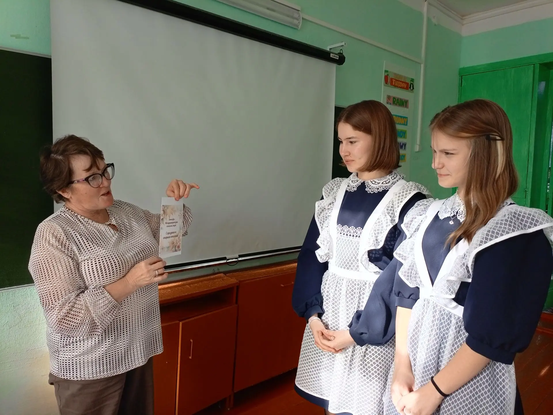Активисты первичного отделения Движения Первых поздравили учителей ветеранов  с праздни...