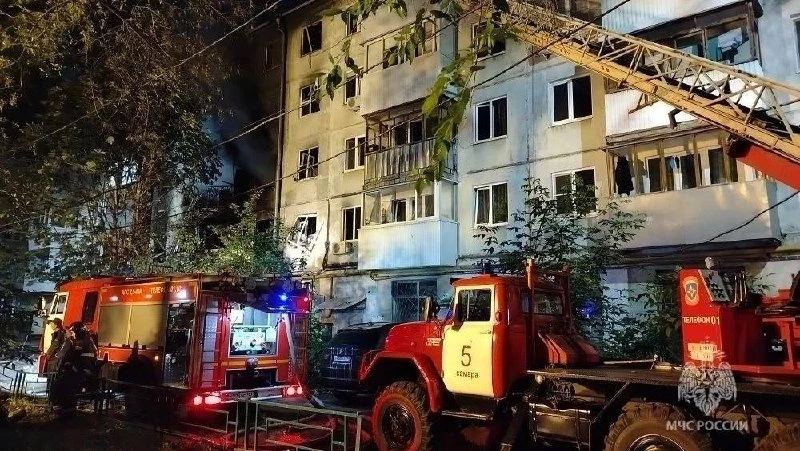 ‼5 человек пострадали в горящем доме на 22 Партсъезда

🔻Сейчас площадь пожара составляет 300 кв. м,