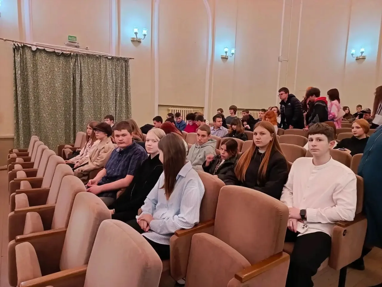 🇷🇺   3️⃣0️⃣сентября 10-8 класс посетили  мероприятие, посвященное воссоединению ДНР, ...