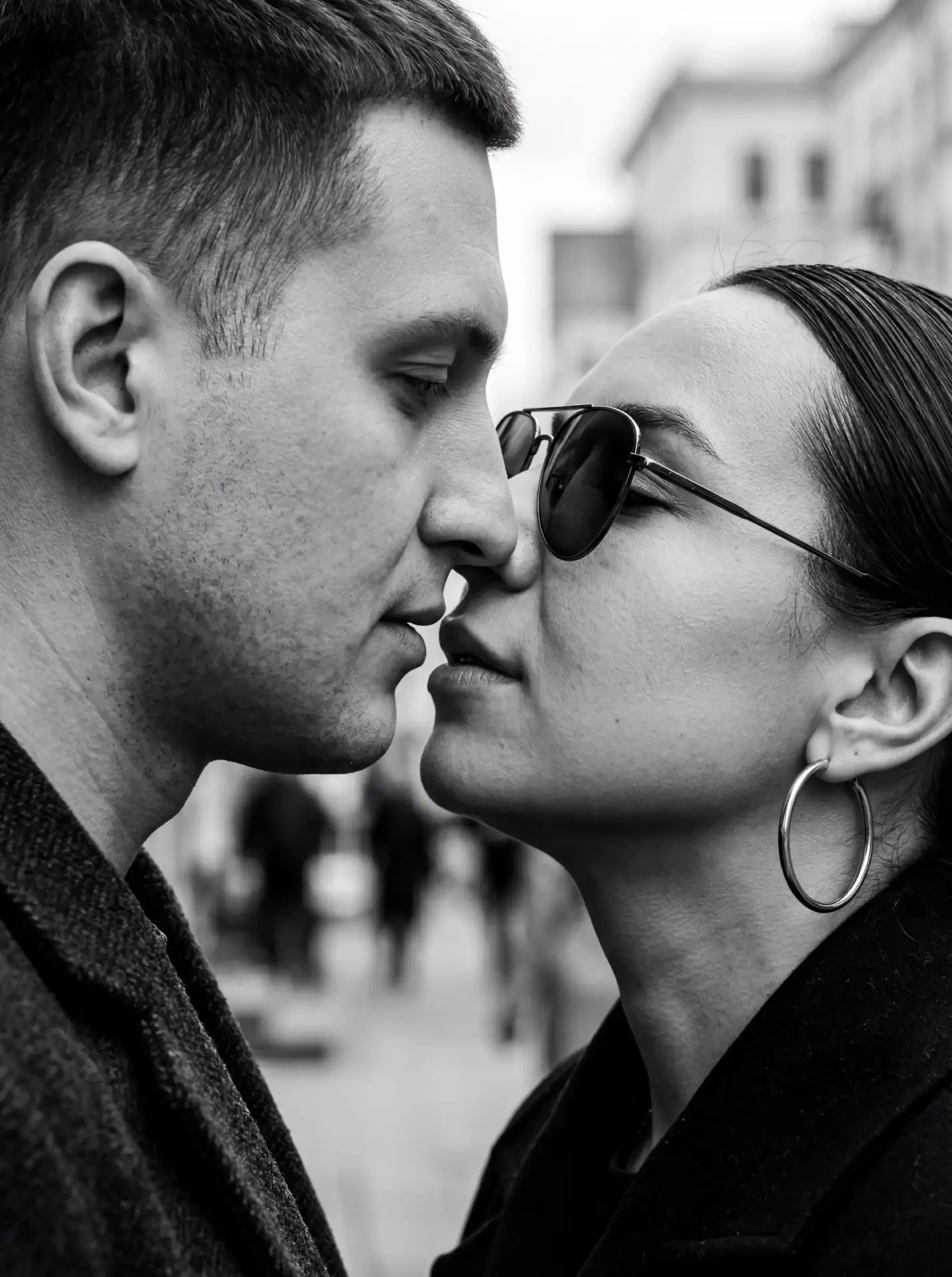 Лав стори без фотографа? С правильными промптами возможно всё 💍  Лето – традиционно свадебный сезон.