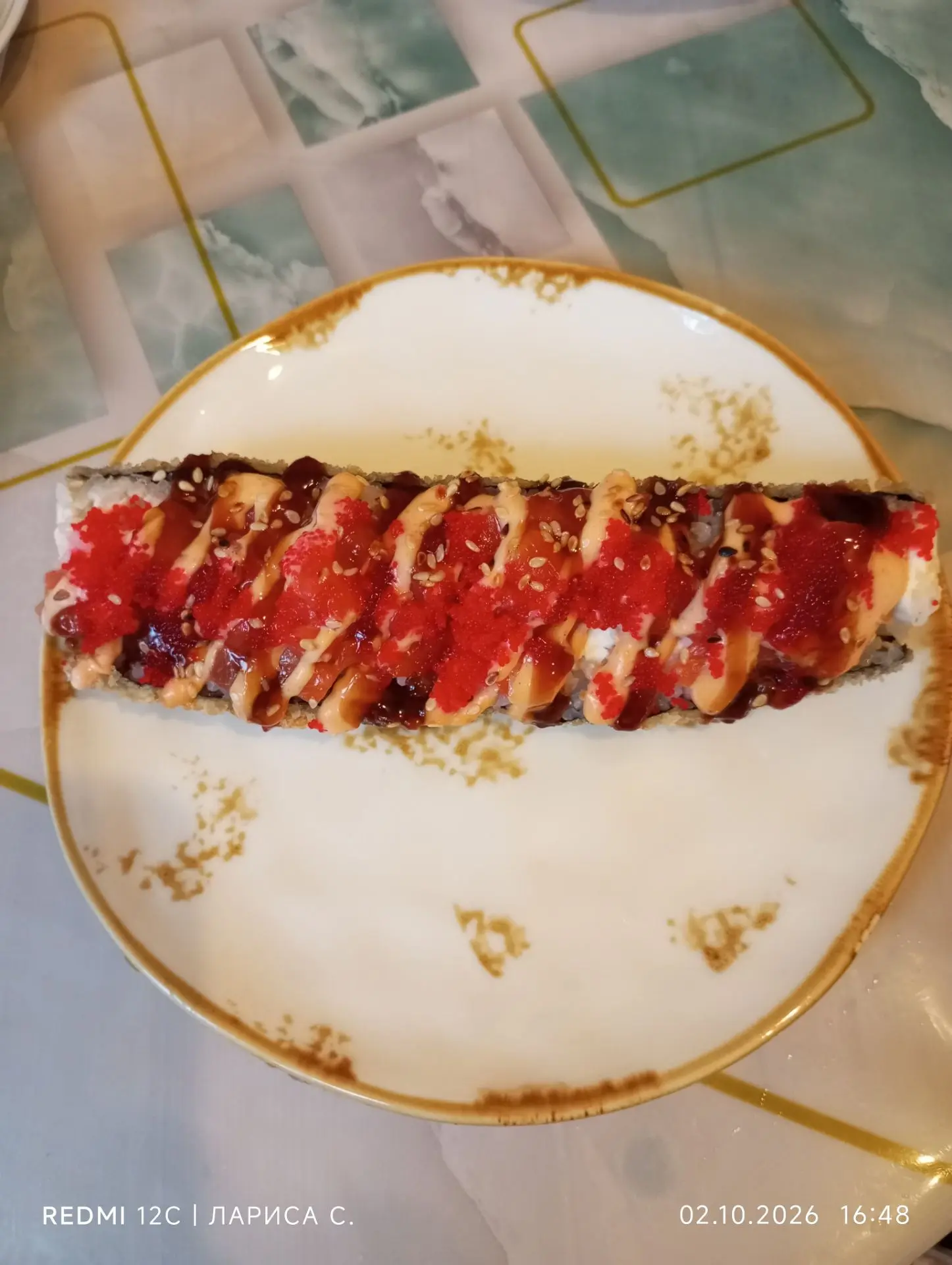 Вова пришёл с работы и принес мне вкусняшку. Один большой ролл. Это у них в столовой на...