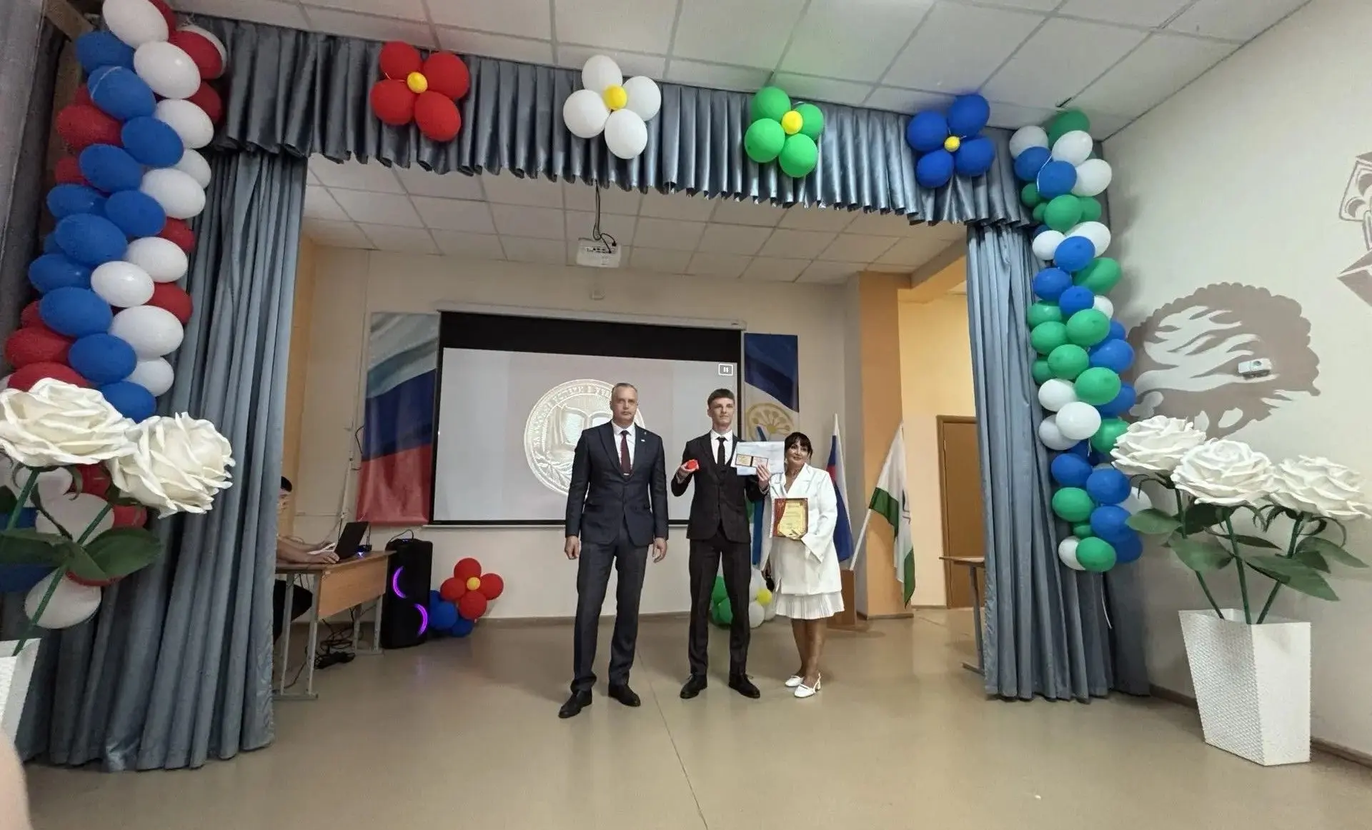 ❤️🥰👍🎉Поздравляем с окончанием школы и началом новой, захватывающей главы! Вы стоите ...