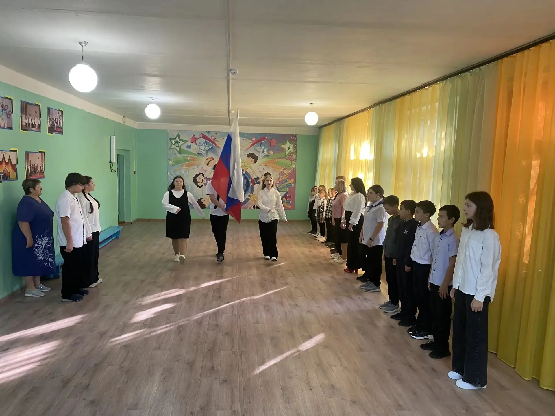 21 сентября в МОУ "ООШ с.Красная Речка" день начался со школьной линейки , с поднятия ф...